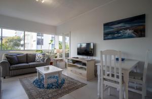 Sunny 2 Bedroom Apartment with Sea Views
