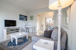 Sunny 2 Bedroom Apartment with Sea Views