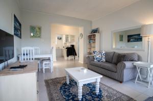 Sunny 2 Bedroom Apartment with Sea Views