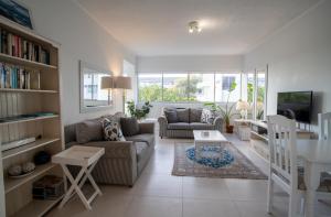 Sunny 2 Bedroom Apartment with Sea Views