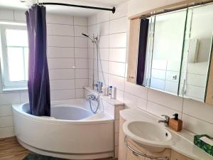 Exklusives Zimmer mit geteiltem Bad und Küche OM