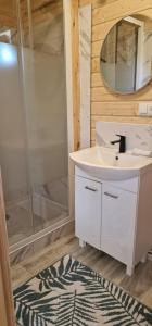 Niezła Szopka domki nad jeziorem