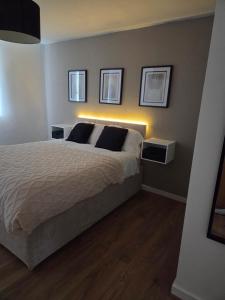 Wolverhampton Apartment with Free Parking 1 minute from the train station