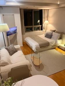 강남 신사 가로수길 코앞 대로변 안심귀가 #id병원 #New & Cozy Stay #1min to Sinsa Garosu-gil # Gangnam Quiet City View