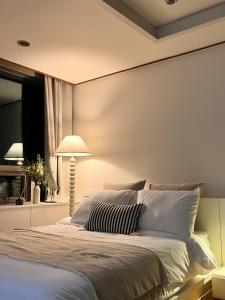 강남 신사 가로수길 코앞 대로변 안심귀가 #id병원 #New & Cozy Stay #1min to Sinsa Garosu-gil # Gangnam Quiet City View