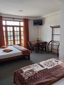 Creek View Hotel and Car Rental