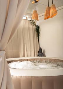 "Lindas Guest House" Beach House with Private Patio & Hot Tub, 3 Min from the Beach