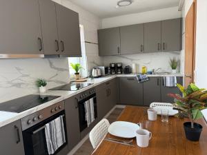 Modernes Apartment mit 7 Schlafzimmern und Balkon