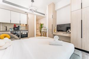 Studio with Community Views, Easy Access to Bus Stop, Parks, and Circle Mall, Empire Residence, JVC by Deluxe Holiday Homes