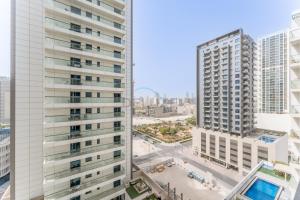 Studio with Community Views, Easy Access to Bus Stop, Parks, and Circle Mall, Empire Residence, JVC by Deluxe Holiday Homes