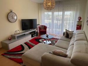 Stylish & Spacious Apartment with Balcony