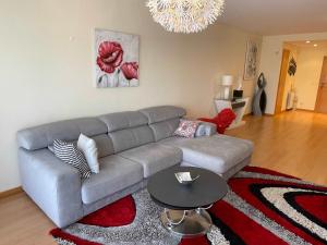 Stylish & Spacious Apartment with Balcony