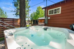 Blue Skies- Modern Cabin Near Slopes w Fireplace