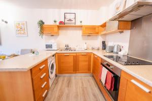 Modern & Central 2 Bedroom Apartment Free Parking