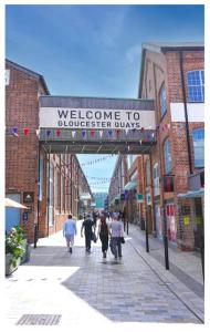 Charming 2Bedroom Home with Garden & Parking for 2