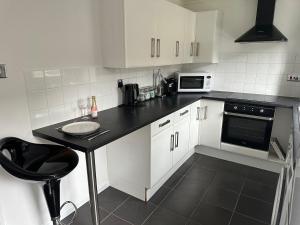 Charming 2Bedroom Home with Garden & Parking for 2