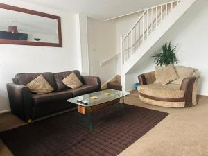 Charming 2Bedroom Home with Garden & Parking for 2