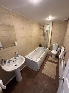 Charming 2Bedroom Home with Garden & Parking for 2