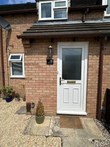 Charming 2Bedroom Home with Garden & Parking for 2