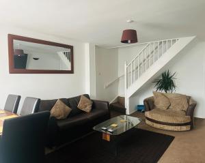 Charming 2Bedroom Home with Garden & Parking for 2