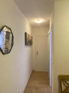 Logement en résidence vacances classe 2 étoiles au bord de mer 4 couchages avec cabine lit superposé et au salon un canapé convertible et piscine à 300 m des transports communs,gare ferroviaire,commerces et plages