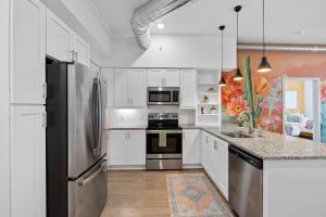 Wild & Chic Suite - Walk to Broadway-Rooftop Pool!