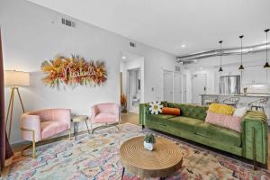 Wild & Chic Suite - Walk to Broadway-Rooftop Pool!