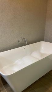 Loft novo com banheira de imersão a 5min da Vila Germânica ar e garagem