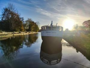 8 Personen Hausboot mit Hot Tub, Sauna, Kaminofen, Klimaanlage, Lounge, Sonnendeck und Garten mit Buddelschiff direkt hinterm Deich in Otterndorf