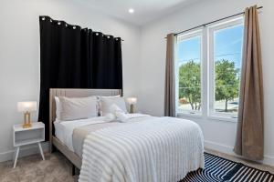 Luxury Getaway Near AT&T Stadium - 4BR Entire House-Hot Tub & Arcade