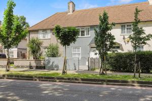 3 Bedroom Home with Hot Tub & Parking near Hotspurs Stadium