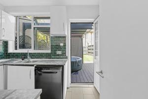 3 Bedroom Home with Hot Tub & Parking near Hotspurs Stadium