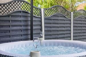 3 Bedroom Home with Hot Tub & Parking near Hotspurs Stadium