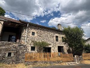 Les Estables Belle maison typique du Mezenc