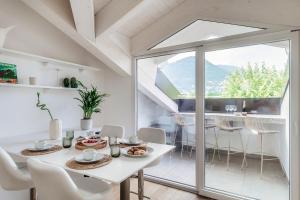 Amazing Attic with Terrace on Lake Como Harbour