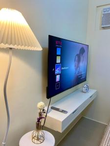 Walk to Araneta, MRT and Malls, Cubao, Netflix