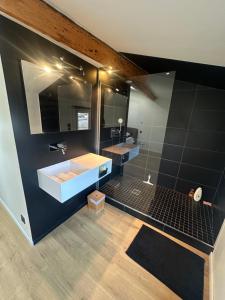 Une chambre double ou une suite parentale dans appartement cosy-chic