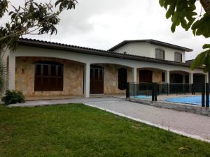 Casa geminada com piscina exclusiva