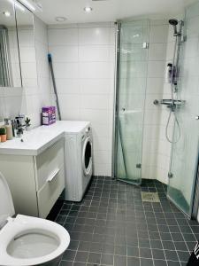 54m2 10min walk to train station 15mins train to airport and 25mins train to centre