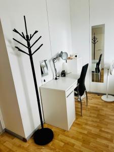 54m2 10min walk to train station 15mins train to airport and 25mins train to centre