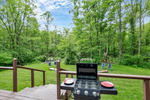 Cabin with Pool and Golf Simulator plus Hot Tub and Game Room in Hocking Hills