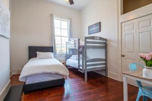 Historic 3 bedroom 4blocks from famous St Charles Ave Mardi Gras parade route, steps to Jazz venues and restaurants