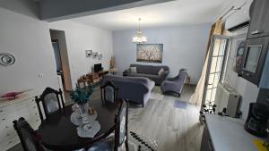 Apartment with Mountain View