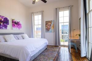 Historic 3 bedroom 4blocks from famous St Charles Ave Mardi Gras parade route, steps to Jazz venues and restaurants