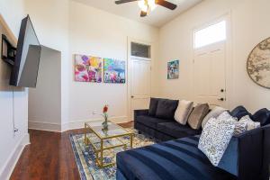 Historic 3 bedroom 4blocks from famous St Charles Ave Mardi Gras parade route, steps to Jazz venues and restaurants
