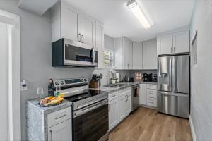 Luxe Retreat Heated Pool & King Suite Oasis