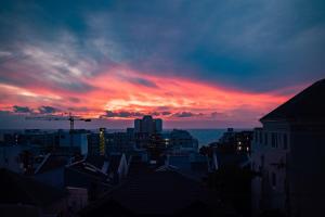 Stunning Seapoint Studio with epic Sunset views and Garage