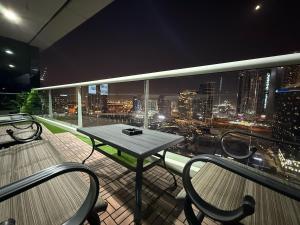 Damac Maison Canal Views, Luxury Waterfront Apartment, 2 BR, Dedicated Office, Sleeps 6