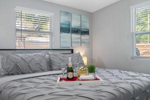 Luxe Retreat Heated Pool & King Suite Oasis