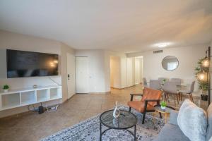 Spacious 2BD - Parking, Gym, Pool - Sleep 8 - 5Min Casino